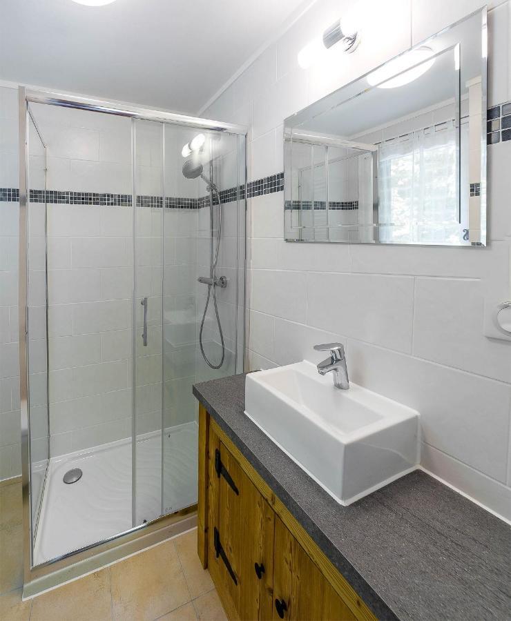 Yeti Lodge Rooms อาร์ฌองติแยร์ ภายนอก รูปภาพ